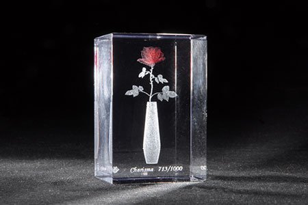 Glasinnengravur einer Rose mit roter Blüte