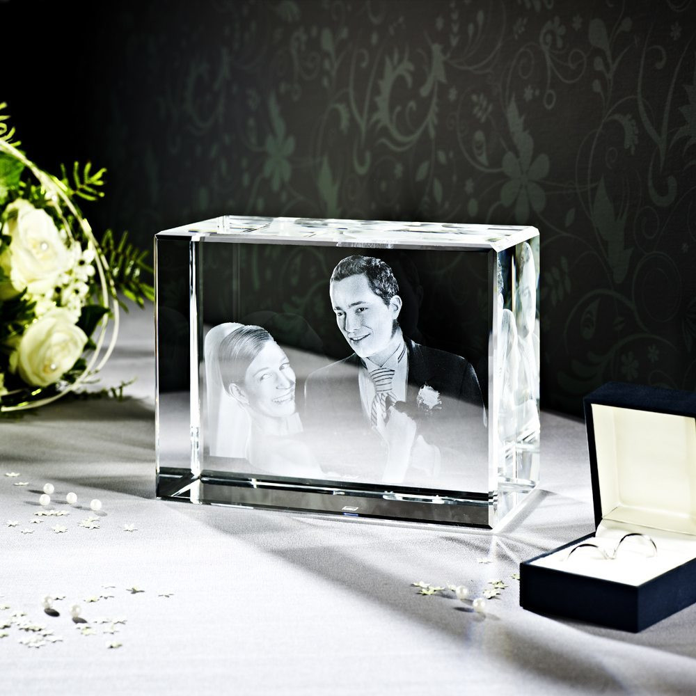 der größte Glasquader ist ideal als Hochzeitsgeschenk geeignet