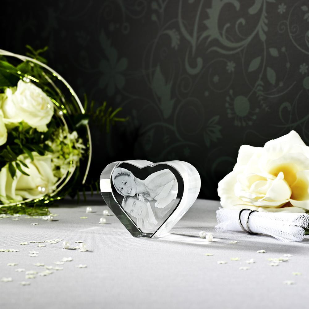 Brautpaar als 3D Glasfoto im Herz aus Glas