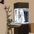 beleuchteter Leuchtsockel aus Holz für Giga Viamant im Hochformat